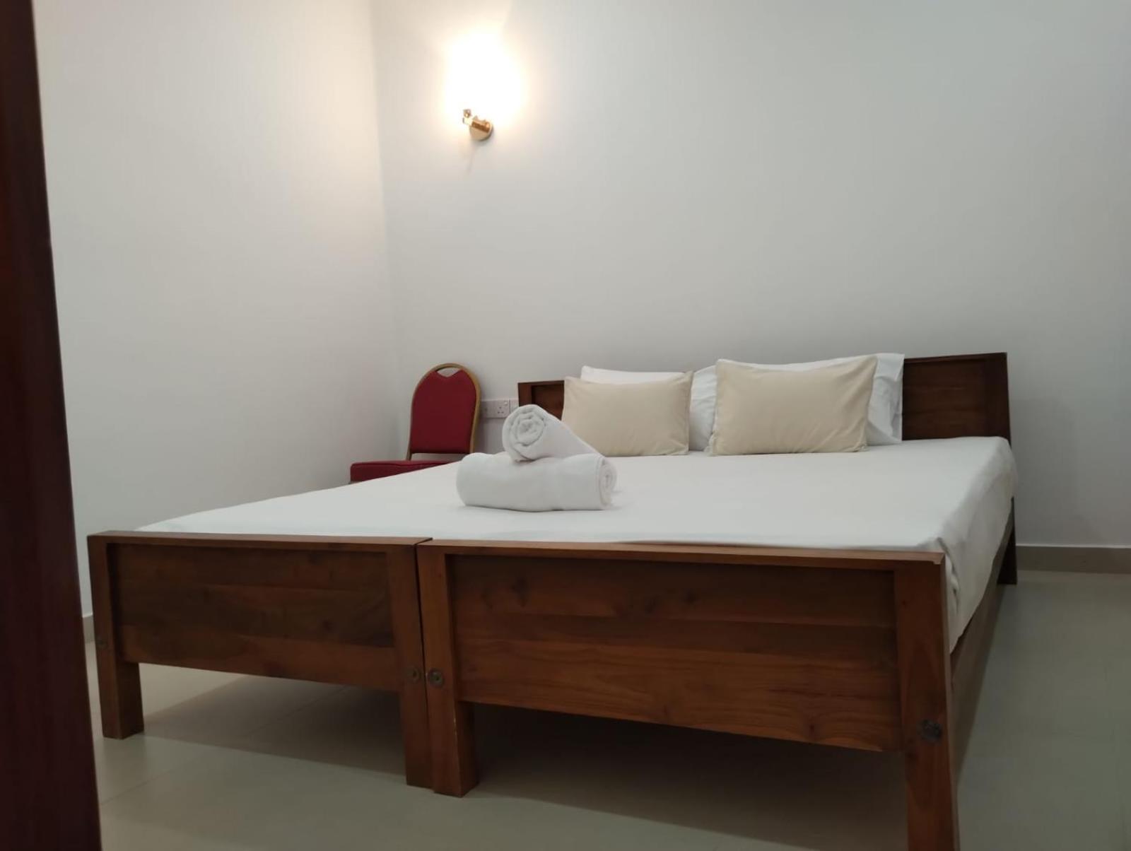 Urban Breeze Otel Kundasale Dış mekan fotoğraf