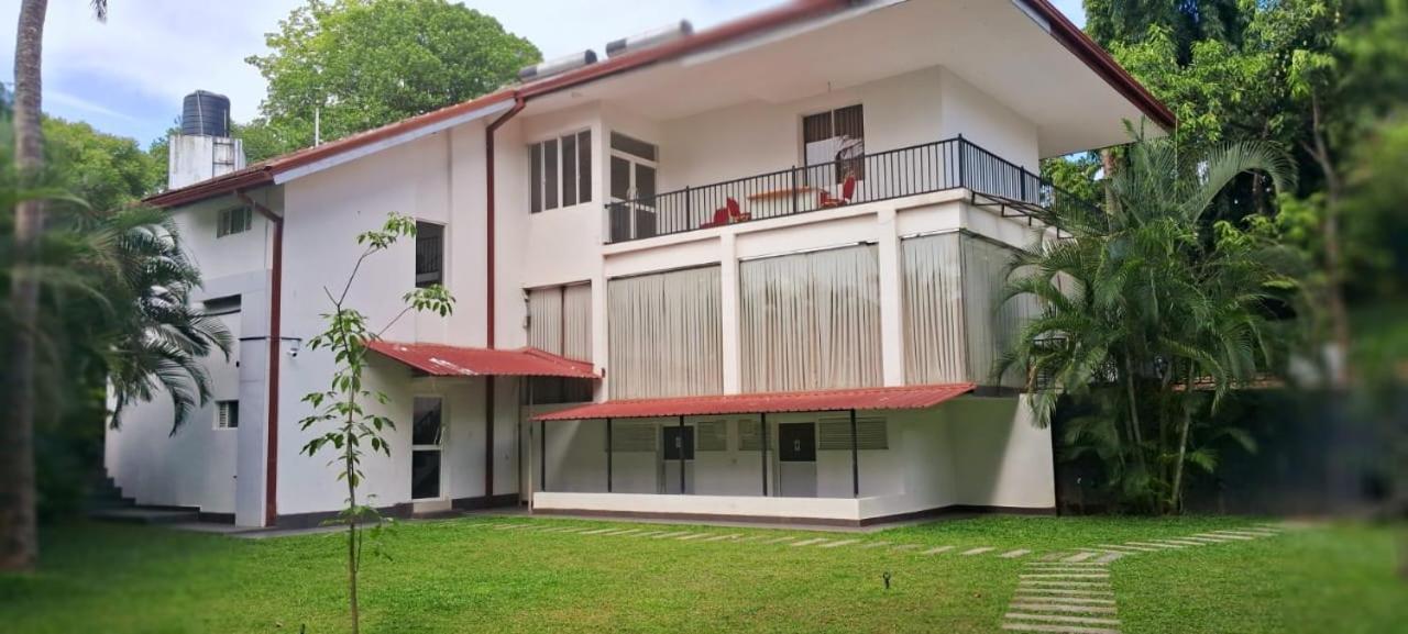 Urban Breeze Otel Kundasale Dış mekan fotoğraf