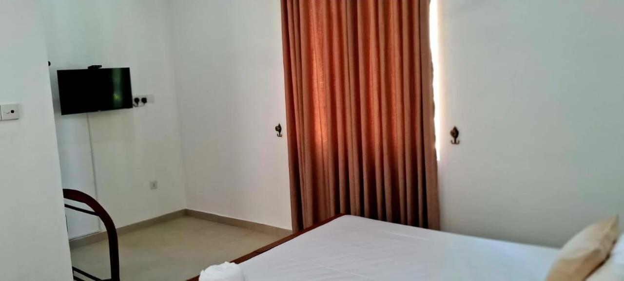 Urban Breeze Otel Kundasale Dış mekan fotoğraf