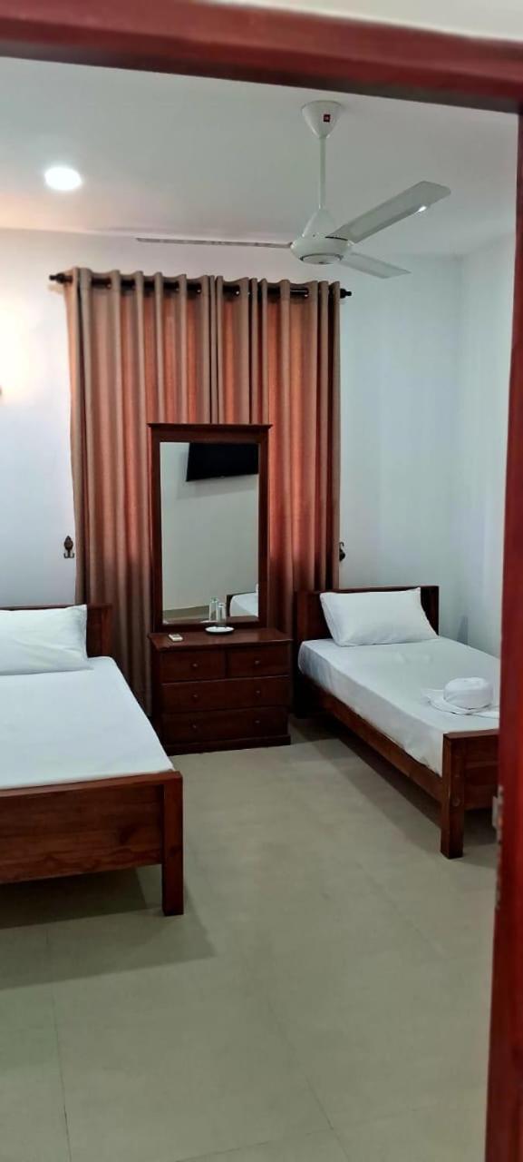 Urban Breeze Otel Kundasale Dış mekan fotoğraf