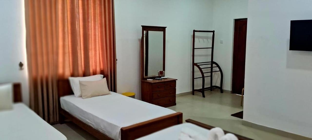 Urban Breeze Otel Kundasale Dış mekan fotoğraf