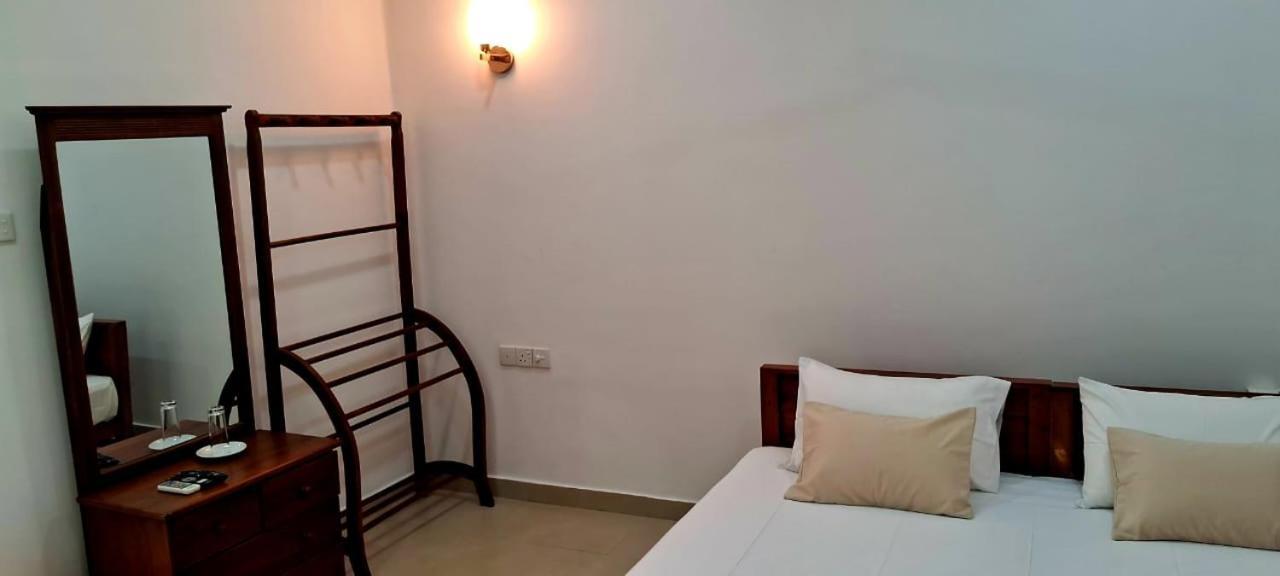 Urban Breeze Otel Kundasale Dış mekan fotoğraf