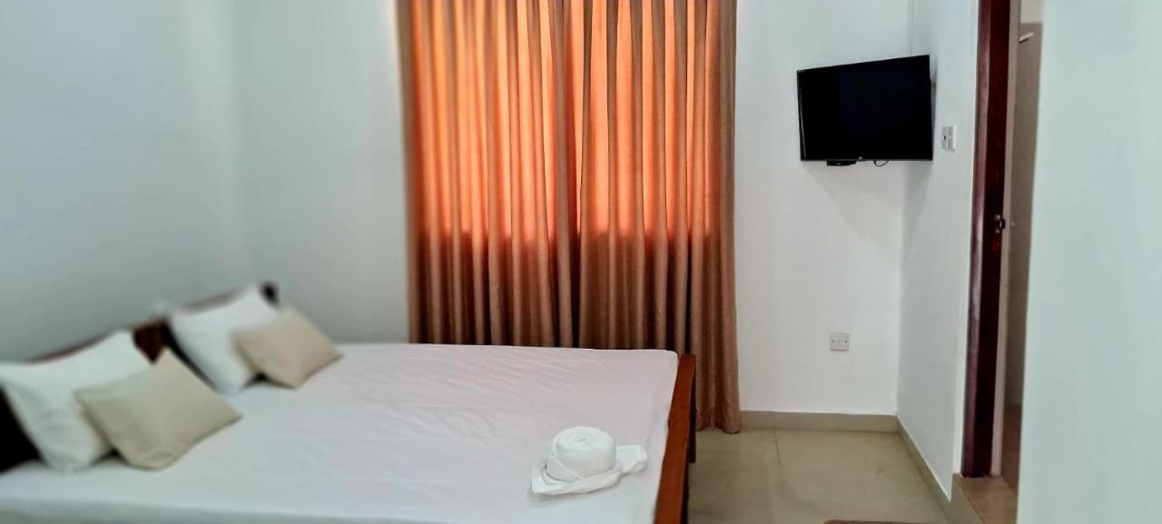 Urban Breeze Otel Kundasale Dış mekan fotoğraf