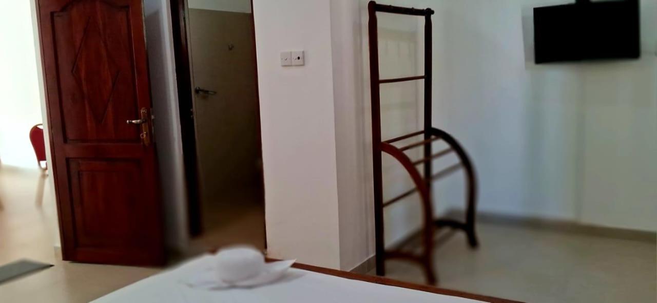 Urban Breeze Otel Kundasale Dış mekan fotoğraf