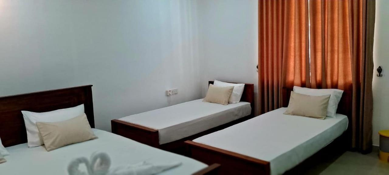 Urban Breeze Otel Kundasale Dış mekan fotoğraf
