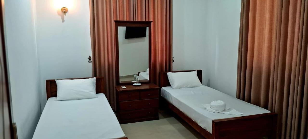 Urban Breeze Otel Kundasale Dış mekan fotoğraf