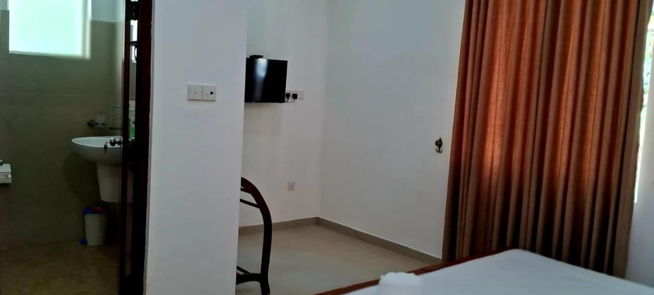Urban Breeze Otel Kundasale Dış mekan fotoğraf